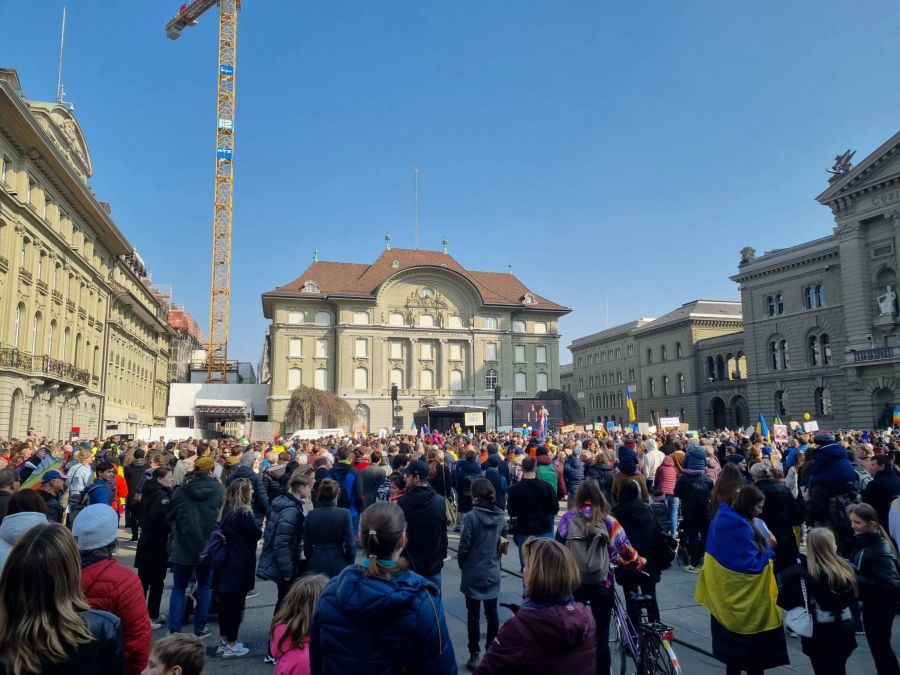 Um 15.50 soll via Video-Schalte Ukraine-Präsident Selenskyj zu den Demonstranten sprechen.