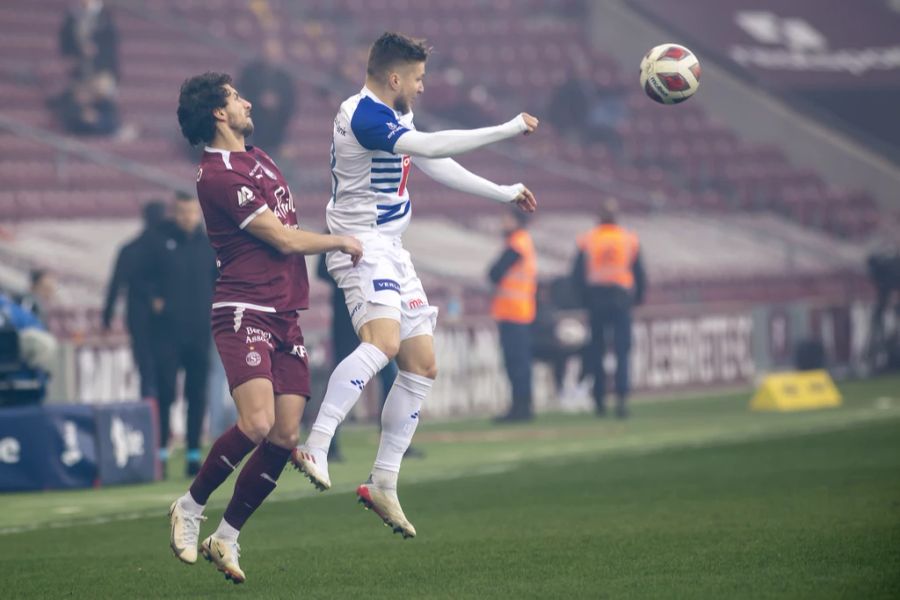 FCL-Verteidiger Martin Frydek (r.) gewinnt den Zweikampf gegen Miroslav Stefanovic (l.) von Servette.