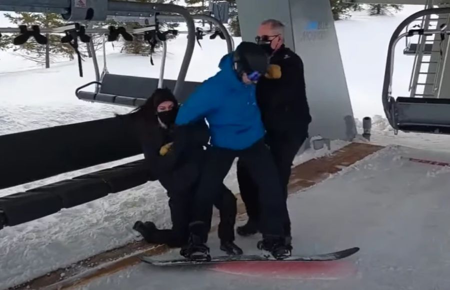 Ein Snowboarder in einem kanadischen Skigebiet verweigert das Tragen einer Schutzmaske gegen das Coronavirus. Als ihn Sicherheitsleute vom Lift entfernen wollen, setzt sich der Mann zur Wehr