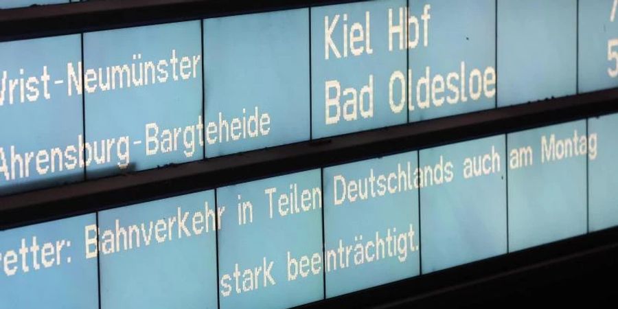 Auch am Montag bleibt der Bahnverkehr weiter stark beeinträchtigt - vor allem im Norden und Westen des Landes. Foto: Bodo Marks/dpa