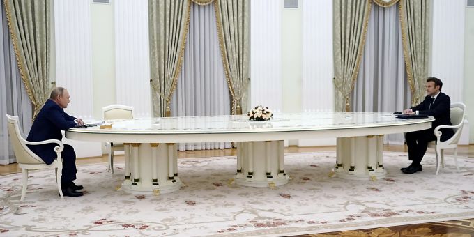 Purin setzte Macron bei ihrem letzten Treffen in Moskau ans lange Tischende. Putin Macron Treffen