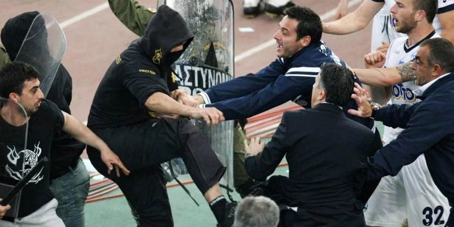 Aufgrund erhöhter Gewaltbereitschaft und dem Tod einen jungen Fussballfans lässt Griechenland hunderte Fanclubs schliessen. Foto: In Time Sports/ANA-MPA/dpa