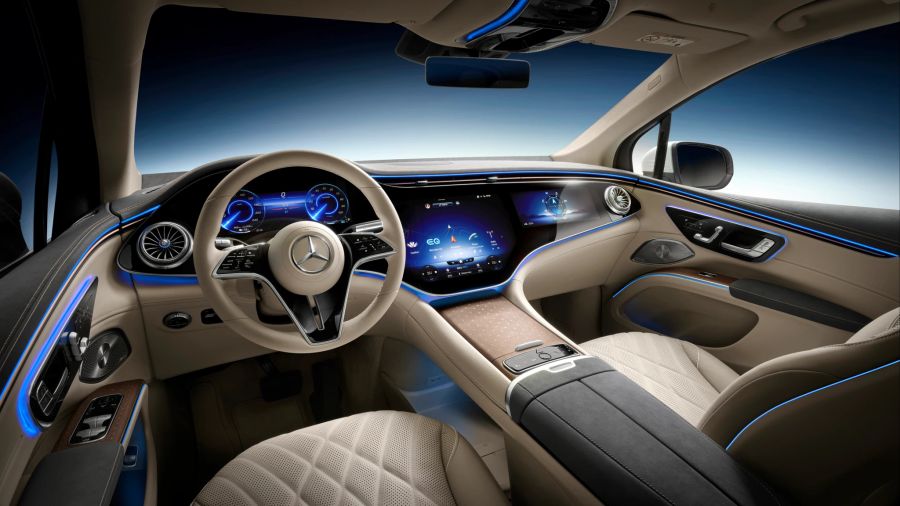 Das Cockpit des Mercedes EQS SUV kann optional mit einem MBUX-Hyperscreen ausgestattet werden.