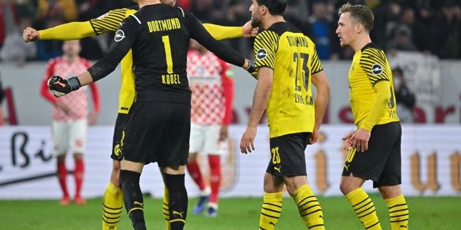 Die Spieler von Borussia Dortmund feiern den Rumpelsieg beim FSV Mainz 05. Foto: Torsten Silz/dpa