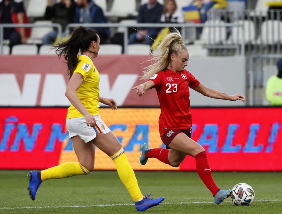 Alisha Lehmann (r.) kämpft gegen Teodora Meluta um den Ball.