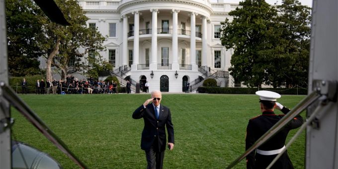 US-Präsident Joe Biden salutiert, als er den Hubschrauber Marine One besteigt, um vom Südrasen des Weissen Hauses abzufliegen. Biden reist nach Europa, um sich mit seinen Amtskollegen aus aller Welt über Russlands Invasion in die Ukraine zu beraten. US-Präsident Joe Biden salutiert, als er den Hubschrauber Marine One besteigt, um vom Südrasen des Weissen Hauses abzufliegen. Biden reist nach Europa, um sich mit seinen Amtskollegen aus aller Welt über Russlands Invasion in die Ukraine zu beraten.