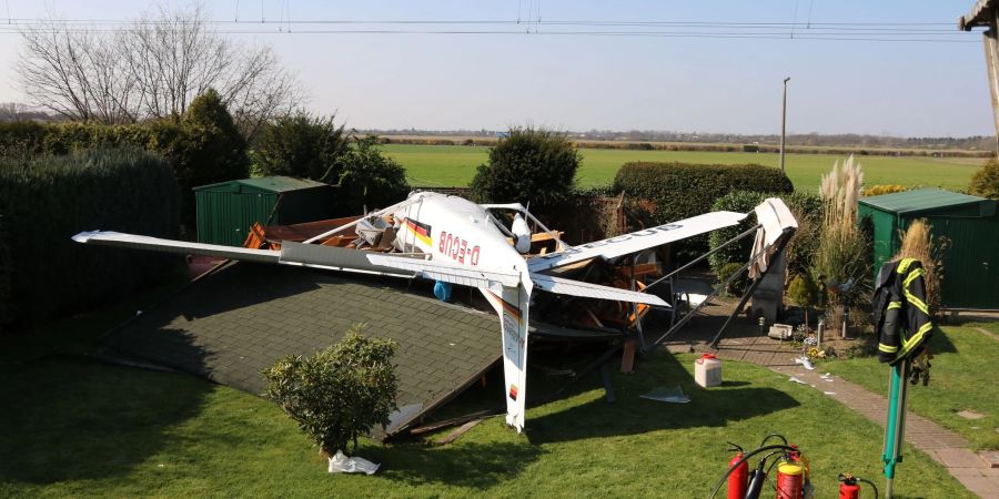 Die beiden Insassen konnten sich selbst aus dem Flugzeug retten.