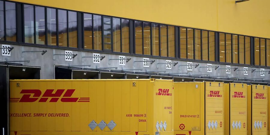 Der deutsche Logistik-Konzern DHL will bedingt durch die Corona-Pandemie 2200 Stellen abbauen. (Archivbild)