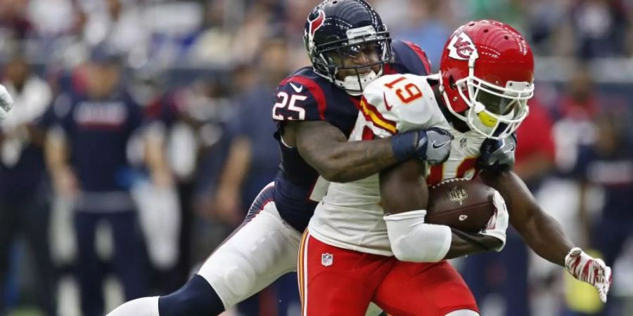 Kareem Jackson (l), der 2016 noch für die Houston Texans spielte, hat sich laut US-Medienberichten mit dem Coronavirus infiziert. Foto: Larry W. Smith/EPA/dpa