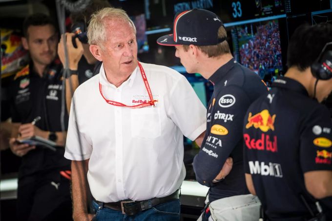 Helmut Marko (l., im Gespräch mit Max Verstappen) wird von Lewis Hamilton heftig kritisiert. Helmut Marko Lewis Hamilton