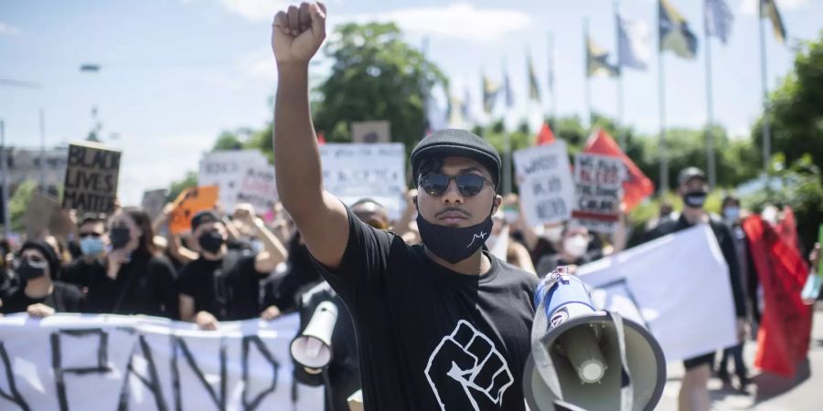 Menschen demonstrieren gegen Rassismus bei einer Kundgebung der «Black Lives Matter»-Bewegung in Zürich.