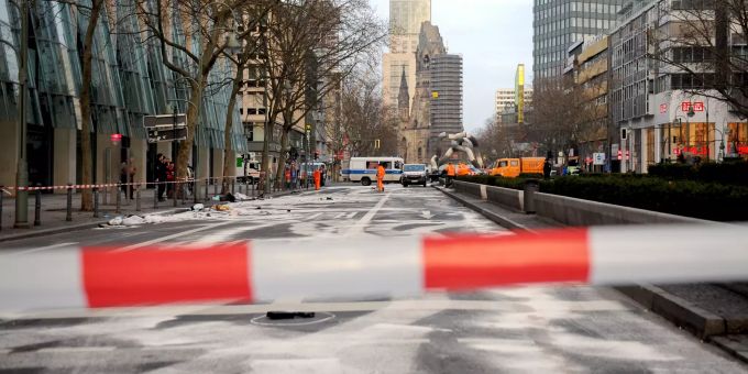 Die gesperrte Tauentzienstrasse nach einem illegalen Autorennen. Der Bundesgerichtshof (BGH) in Karlsruhe hat das Urteil gegen die beiden Raser teilweise aufgehoben. bundesgerichtshof raser berlin