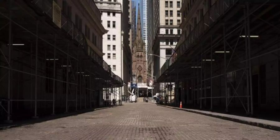 Während die Wall Street nahezu menschenleer ist, steigen die Kurse wieder an. Foto: Mark Lennihan/AP/dpa