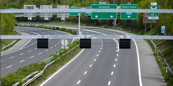 Leere Autobahnen führten auch in der Schweiz dazu, dass das seismische Hintergrundrauschen leiser wurde und dadurch Messstationen sehr schwache Erdbeben erfassen konnten. Leere Autobahnen führten auch in der Schweiz dazu, dass das seismische Hintergrundrauschen leiser wurde und dadurch Messstationen sehr schwache Erdbeben erfassen konnten.