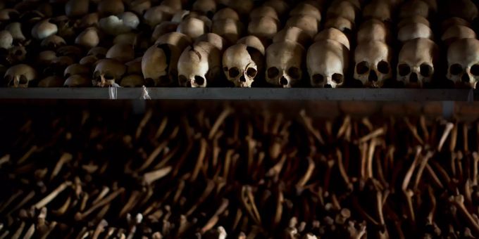 Die Schädel und Knochen von einigen derer, die auf der Flucht in der Kirche geschlachtet wurden, sind als Mahnmal für diejenigen ausgelegt, die während des Völkermords von 1994 in und um die katholische Kirche herum getötet wurden. Völkermord ruanda