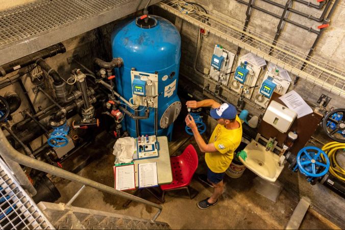 Chefbademeister Steve Koella misst im Maschinenraum die Wasserqualität