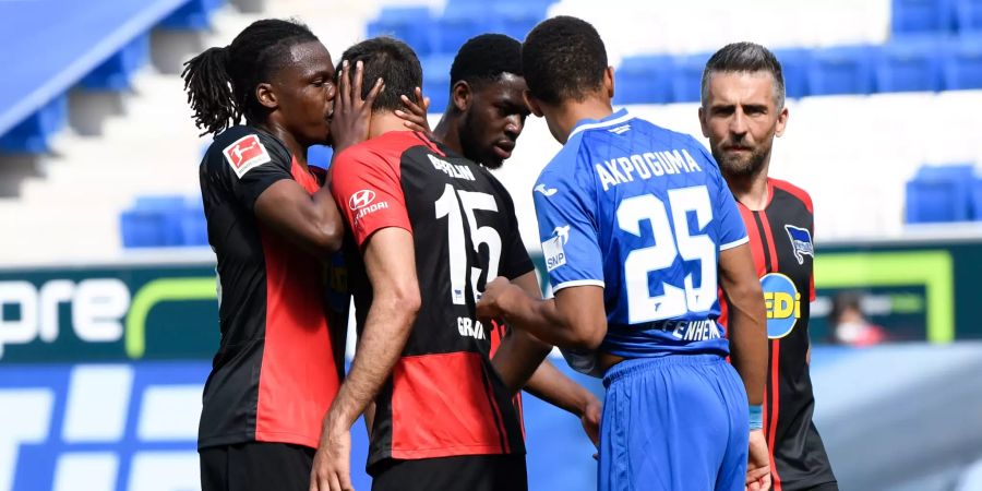 Ein Bild, das für Empörung sorgt: Dedryck Boyata küsst Mitspieler Marko Grujic nach einem Tor auf die Wange.