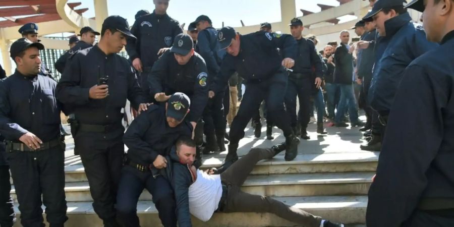 Festnahme eines Demonstranten in Algier im Februar 2019