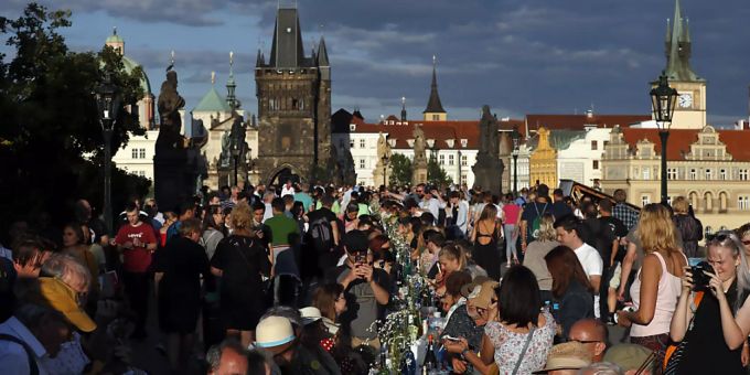 Anwohner sitzen im Sommer zum Essen an einem 500 Meter langen Tisch auf der mittelalterlichen Karlsbrücke, nachdem die Einschränkungen während der Corona-Pandemie gelockert wurden. Prag Karlsbrücke