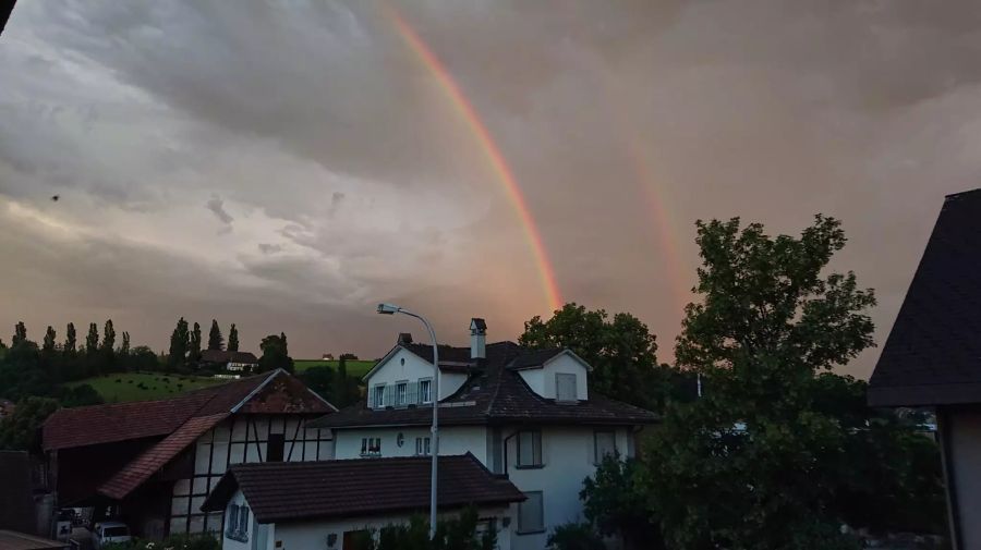 Zwei Regenbogen nach dem ersten Regen in Oberwangen BE.