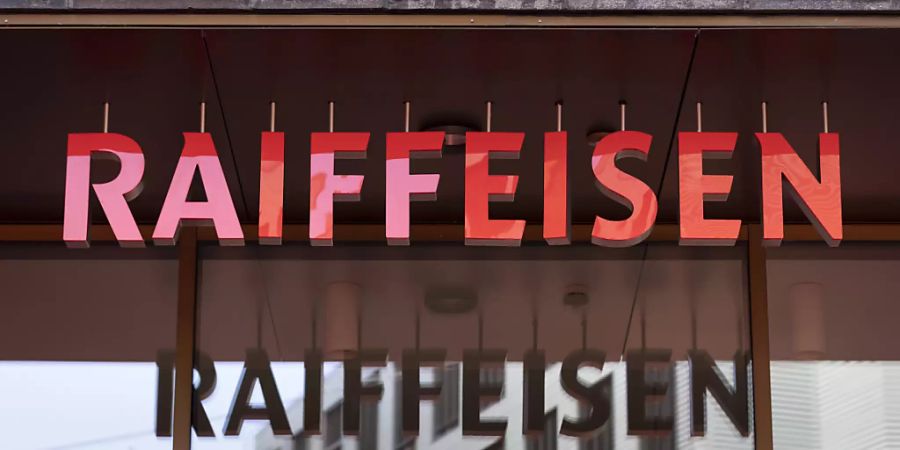 Raiffeisen Schweiz-Mitarbeitende sollen künftig statt individueller Bonuszahlungen eine kollektive Erfolgsbeteiligun erhalten. (Archivbild)