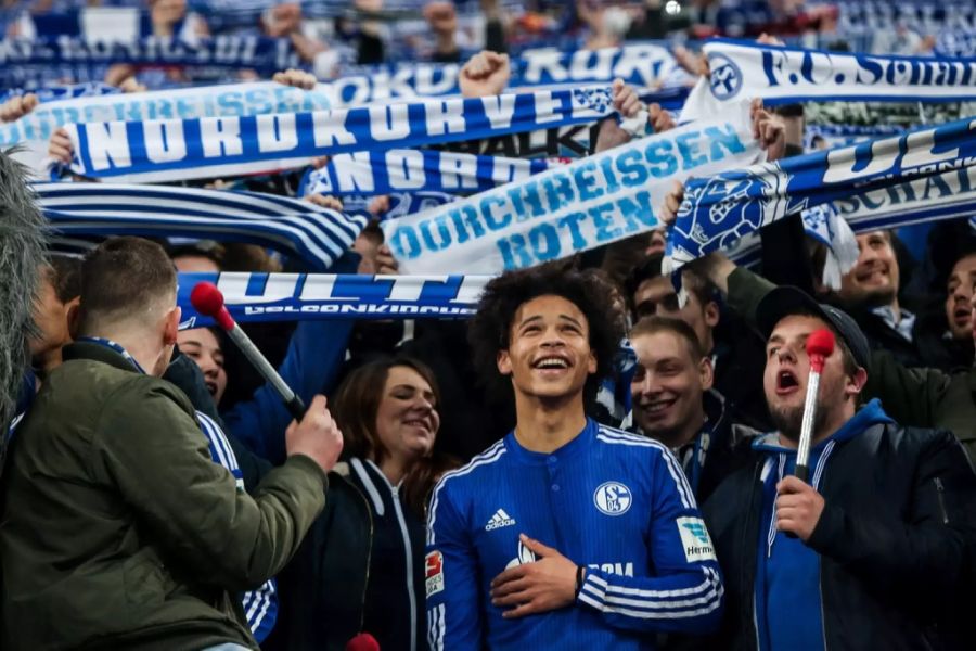 Leroy Aziz Sané, Sohn einer Deutschen und eines Senegalesen, durchläuft die Jugendabteilungen bei Schalke 04.