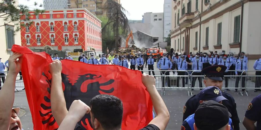 Protest in Tirana gegen den geplanten Abbruch des Nationaltheaters.