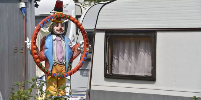 Ein Clown steht zwischen Wohnwagen in Versoix GE. Schausteller und Markthändler leiden unter der Corona-Krise. schausteller konkurs