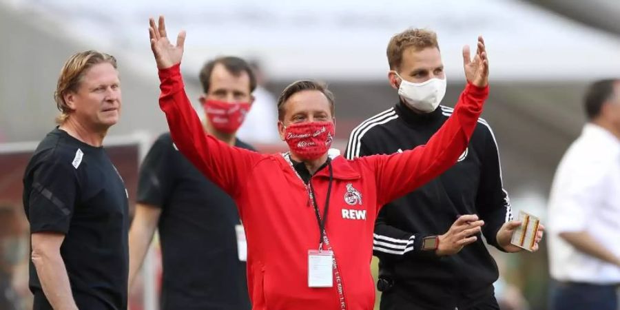 Kölns Sportdirektor Horst Heldt regt sich über die Mainzer Auswechselungen auf. Foto: Lars Baron/Getty/Pool/dpa