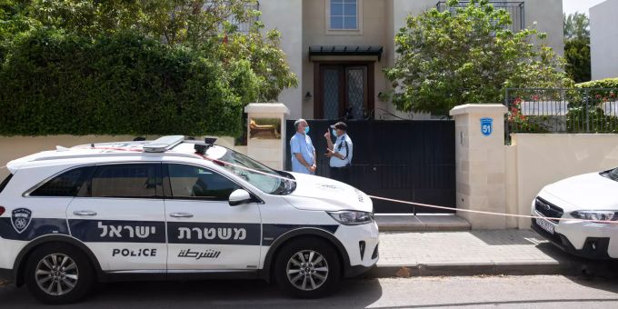 Polizisten mit medizinischem Mundschutz unterhalten sich vor der Residenz des chinesischen Botschafters Du Wei. Chinesischer Botschafter Israel