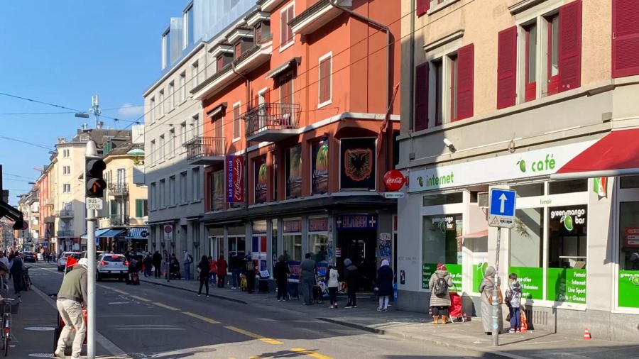 Der Verein «Incontro» verteilt während der Zeit des Coronavirus an der Zürcher Langstrasse Essen an Bedürftige.