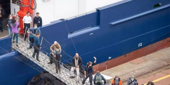 Die Expeditionsteilnehmerinnen und -teilnehmer gehen an Bord des deutschen Forschungsschiff «Maria S. Merian». Foto: Sina Schuldt/dpa Die Expeditionsteilnehmerinnen und -teilnehmer gehen an Bord des deutschen Forschungsschiff «Maria S. Merian». Foto: Sina Schuldt/dpa