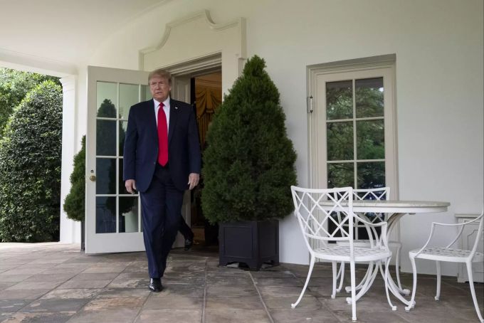 Präsident Donald Trump verlässt das Oval Office, um im Rosengarten des Weissen Hauses zu sprechen. Donald Trump