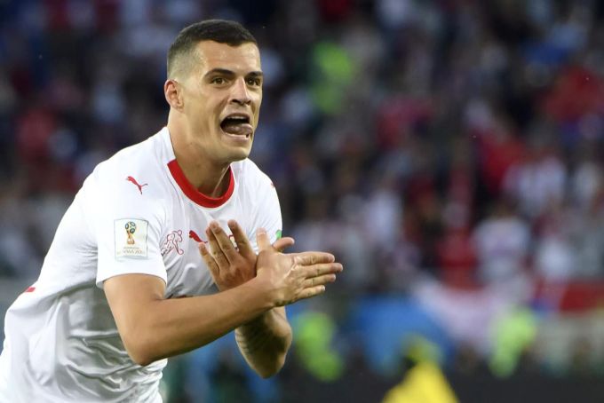 Sorgte mit der Doppeladler-Geste gegen Serbien bei der WM 2018 für Kontroverse: Granit Xhaka. Granit Xhaka