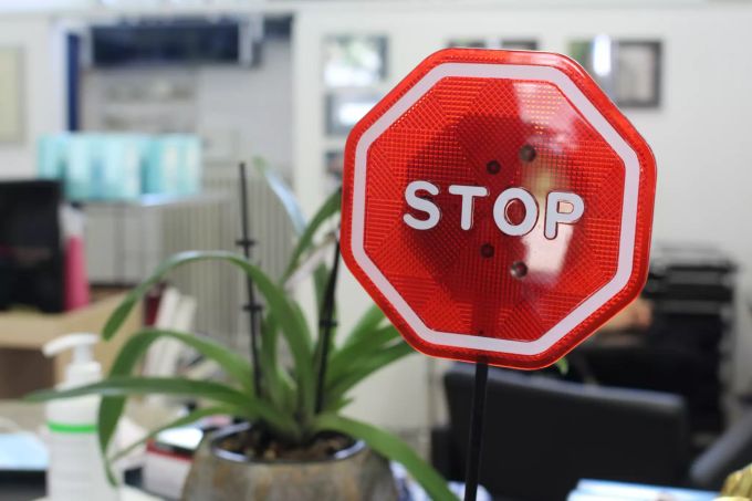 Stop, zuerst Schutzmaske anziehen. Im Coiffeur Löckli werden die Kunden genau instruiert. Stopschild plastik
