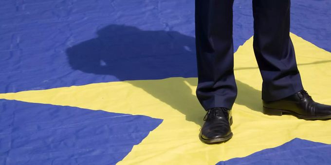 Die Beine eines Mannes auf einem Stern einer europäischen Flagge. Foto: Benoit Doppagne/BELGA/dpa Die Beine eines Mannes auf einem Stern einer europäischen Flagge. Foto: Benoit Doppagne/BELGA/dpa