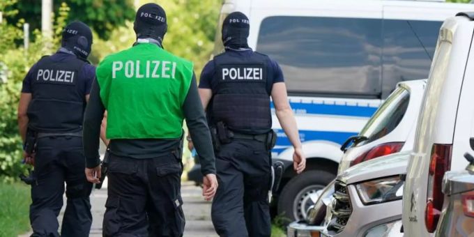 Bundespolizisten laufen vor einem Haus in Leipzig Grünau entlang. Foto: Peter Endig/dpa-Zentralbild/dpa Bundespolizisten laufen vor einem Haus in Leipzig Grünau entlang. Foto: Peter Endig/dpa-Zentralbild/dpa