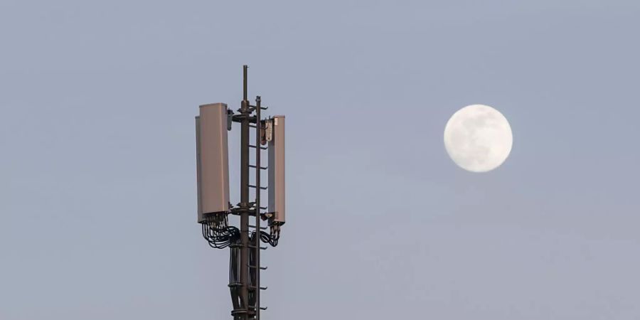 Schweizer Handynutzer ärgern sich vor allem über hohe Tarife für Telefonieren im Ausland sowie über lange Kündigungsfristen. (Archivbild)