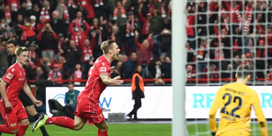 War in der Hinrunde noch der Derby-Held: Union-Profi Sebastian Polter (M.). Foto: Britta Pedersen/dpa