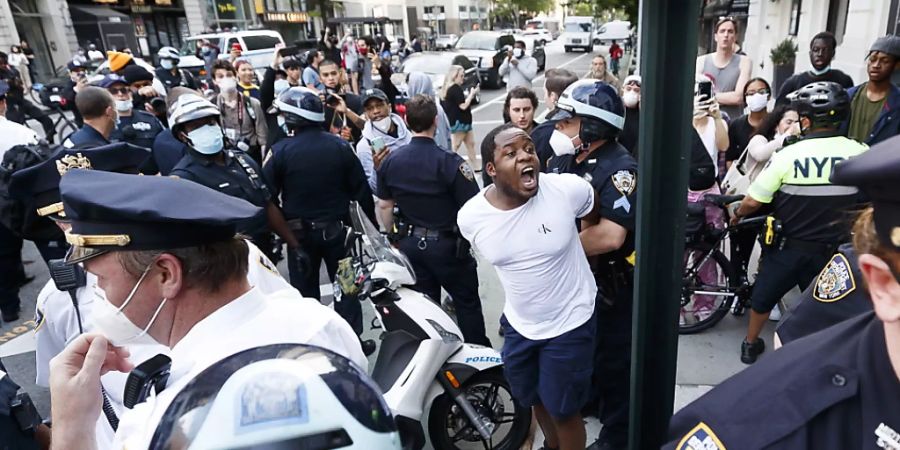 Wegen Protesten in Minneapolis nach dem Tod eines Afro-Amerikaners hat der Gouverneur des Bundesstaates Minnesota die Nationalgarde aufgeboten.