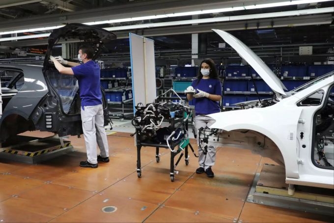 Produktion mit grossen Problemen: Corona und Software machen VW zu schaffen VW Golf 8 Produktion