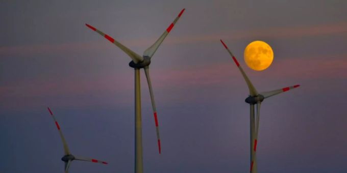Windräder im niedersächsischen Sievern. Russland will sich mehr an der deutschen Energieindustrie beteiligen. Deutschland