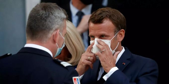 Präsident Macron (re.) mit einer Gesichtsmaske Präsident Macron (re.) mit einer Gesichtsmaske