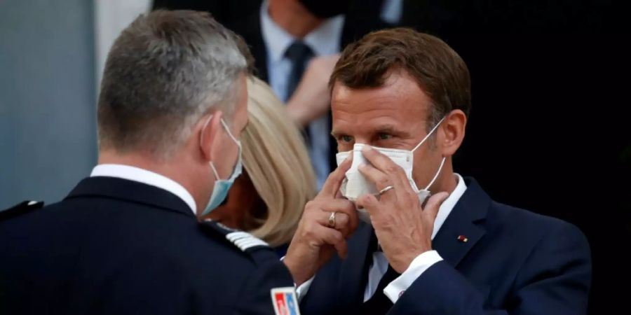 Präsident Macron (re.) mit einer Gesichtsmaske