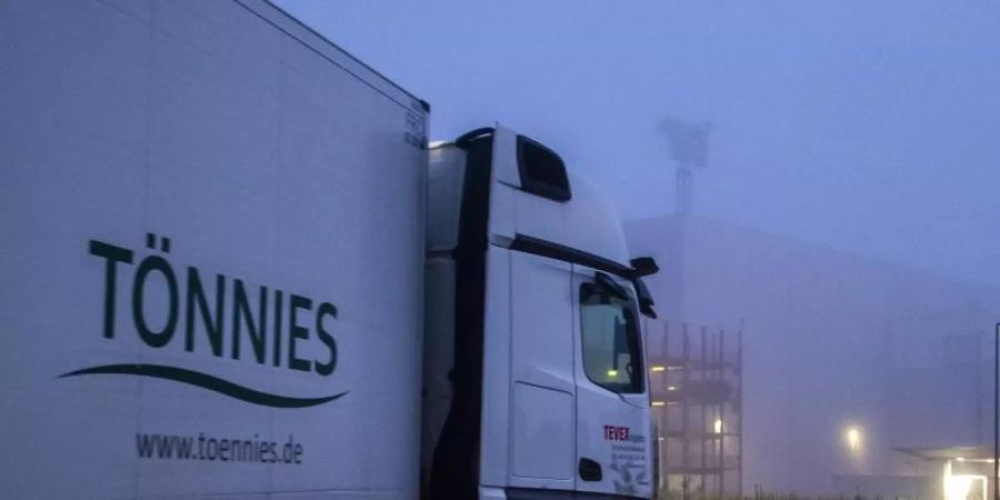 Ein Lastwagen fährt auf das Gelände des Fleischwerks Tönnies in Rheda-Wiedenbrück. Foto: David Inderlied/dpa