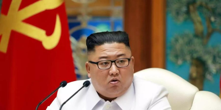 Nordkoreas Machthaber Kim Jong Un bei einer Notstandssitzung des Politbüros wegen der Coronavirus-Pandemie. Foto: -/KCNA via YNA/dpa