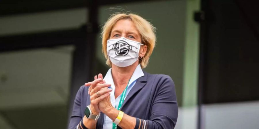 Ist nach der Corona-Pause mit Deutschlands Fussball-Frauen gegen Irland gefordert: Bundestrainerin Martina Voss-Tecklenburg. Foto: Marcel Kusch/dpa