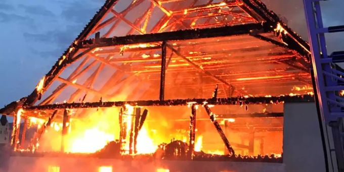 Brand zerstört Wohnung und angrenzende Scheune in Courroux JU. courroux brand