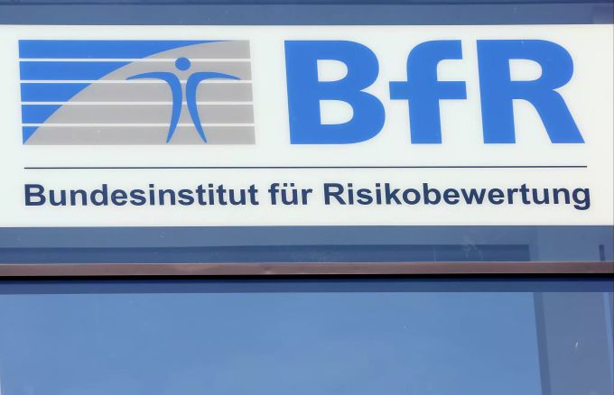 Der Schriftzug des Bundesinstitutes für Risikobewertung. Sie haben die Schädlichkeit von Aluminium in Deodorant erforscht. aluminium