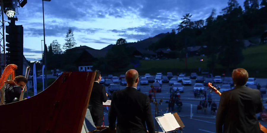 Eröffnung des Festival du Lied in Charmey FR: Die Musiker treten auf einem Parkplatz auf, das Publikum sitzt in Autos mit offenen Fenstern.